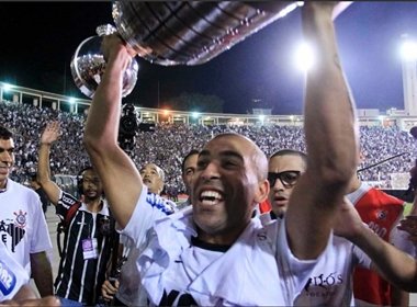 Herói da final, Emerson Sheik manda recado para críticos: 'Sou profissional'