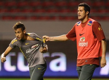 Júlio César diz que Brasil fará bela Copa e que Neymar não precisa deixar o país