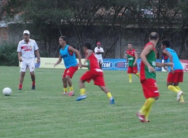 Técnico do Juazeirense comanda treino no Fazendão