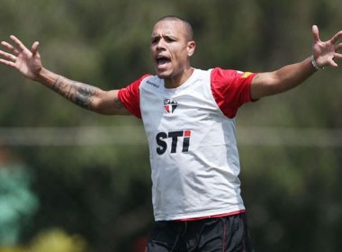 Insatisfeito, Luis Fabiano desabafa: ‘Nem Messi consegue carregar time nas costas’