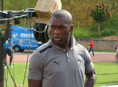 Seedorf comemora classificação do Botafogo e evita falar do Milan