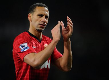 Ferdinand renova contrato com Manchester United