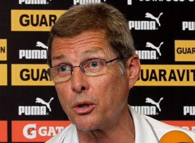 Técnico do Botafogo culpa gramado pelo jogo truncado diante do Bahia