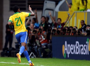 Após gol, Jô agradece passe preciso de Oscar