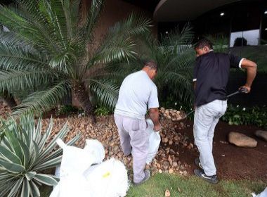 Funcionários tiram pedras da frente do hotel da seleção