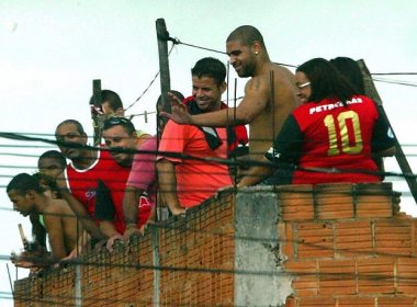 Após exames, Internacional desiste de contratar atacante Adriano