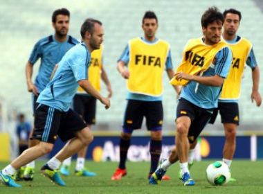 Fábregas e Soldado treinam com grupo e devem jogar contra Itália