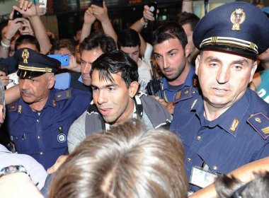Tevez é assediado por fãs na chegada à Itália