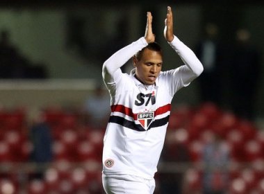 Após expulsão, Luis Fabiano é chamado de 'pipoqueiro' e se irrita com a torcida