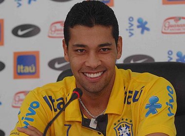 Flamengo oficializa contratação de André Santos