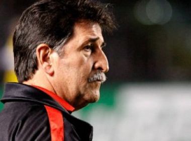 Após derrota, René Simões dispara contra árbitro: 'Montou o jogo'