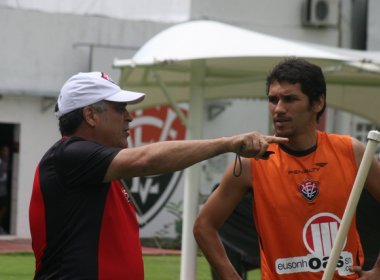 Benazzi comanda treino e esboça time com Rildo para encarar o ASA