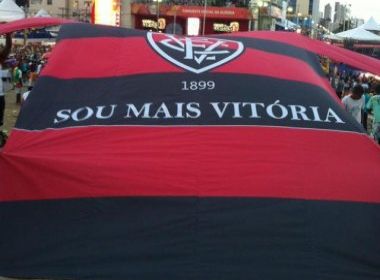 Ex-BBB entrará com bandeirão do Vitória antes do jogo deste domingo