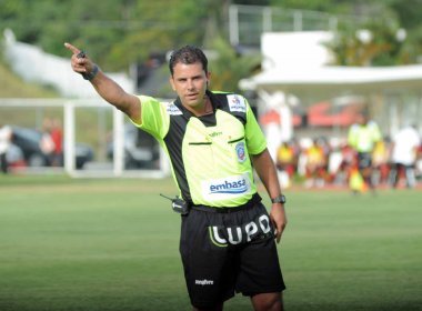 Rodrigo Cintra apita partida entre Bahia de Feira e Vitória