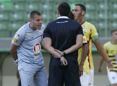 Guerreiro, Vitória vence o América-MG de virada e cola no líder