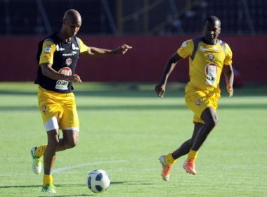 Dinei já pensa no Baianão 2014 e pede melhorias no Adauto Moraes: 'Pior lugar que joguei'  