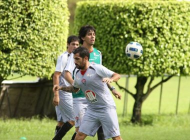 Elenco do Vitória participa de treino técnico; Mansur e Coruja ausentes