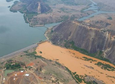 Justiça ordena que Samarco barre chegada da lama ao mar