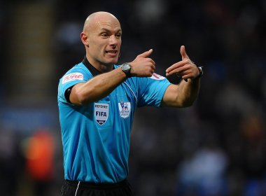 Árbitro da final da Copa de 2010 apita Brasil x México