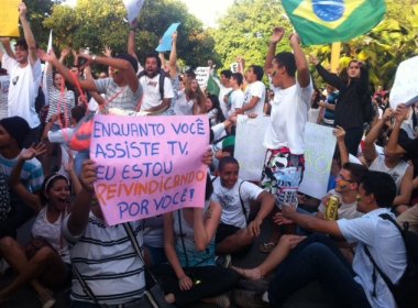 Passeata contra aumento das tarifas reúne 2 mil em Alagoas