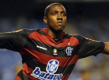 Flamengo anuncia a dispensa do meia Renato Abreu