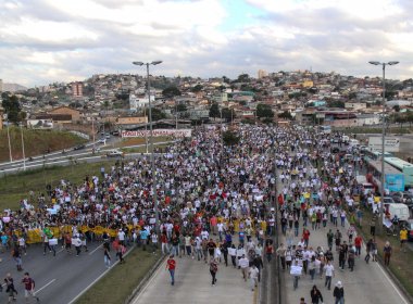 Dez mil se dirigem ao Mineirão no protesto em Belo Horizonte