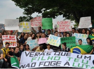 Brasileiros nos EUA realizam manifestação em apoio aos irmãos de pátria 