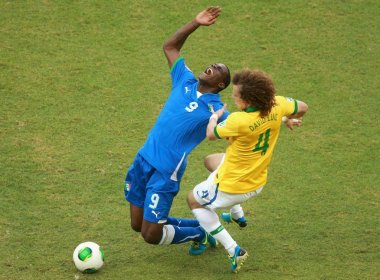 Lesionado, Balotelli dá adeus à Copa das Confederações