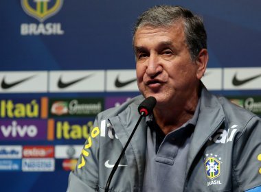 Irritado, Parreira defende Neymar de críticas por faltas