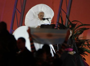 Papa abre cerimônia de Acolhida em Copacabana