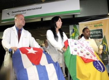 Manifestantes tumultuam chegada de médicos cubanos a Fortaleza