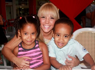 Carla Perez ajuda crianças com câncer