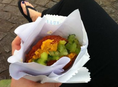 Grávida, Luana Piovani mata desejo de acarajé na Bahia