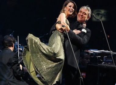 Andrea Bocelli carrega Sandy no palco