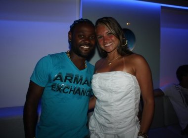 Vagner Love cai na balada baiana ao lado da namorada
