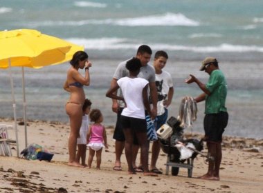 Ronaldo Fenômeno curte férias na Bahia e compra peixe