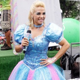 Carla Perez se veste de Cinderela e agita o Carnaval da criançada
