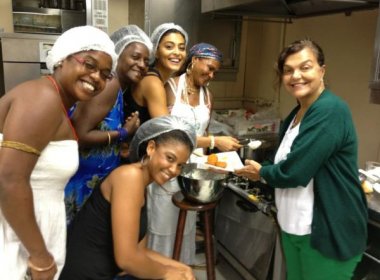 IMAGEM NOTICIA 5 Juliana Paes aprende a fazer acarajé