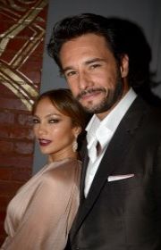 Jennifer Lopez aparece abra�adinha com Rodrigo Santoro em tapete vermelho