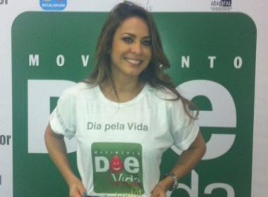 Alinne Rosa posa para fotos em shopping de Salvador