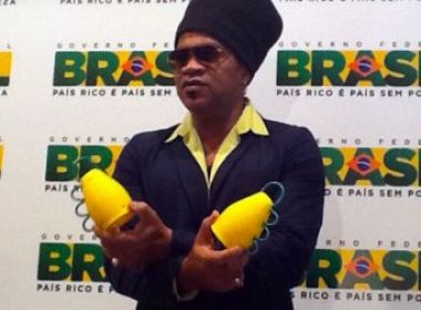 Carlinhos Brown reinventa a famosa 'vuvuzela'