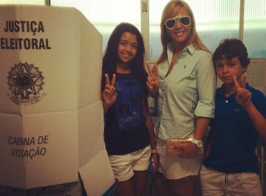 Carla Perez dá exemplo de cidadania aos filhos