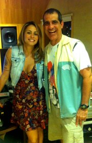 Alinne Rosa e Durval Lelys homenageiam o Vitória
