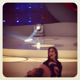 Ivete Sangalo cai durante gravação do programa da Eliana