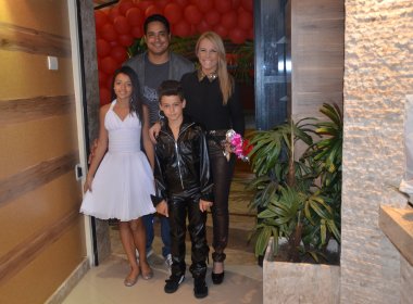 Carla Perez e Xanddy comemoram aniversário de filhos com cantor gospel