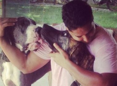 Em dia de folga, Xanddy brinca com cachorros
