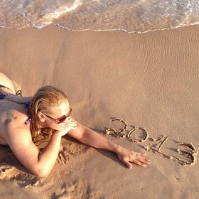 De biquini, Carla Perez deita na areia para celebrar o Novo Ano