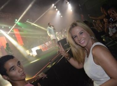 Carla Perez curte show de Xanddy na beira do palco