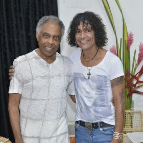 Gilberto Gil canta com Luiz Caldas; Caetano aparece com nova namorada