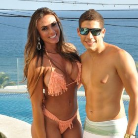 De biquíni, Nicole Bahls divulga a 'nova sensação do arrocha'